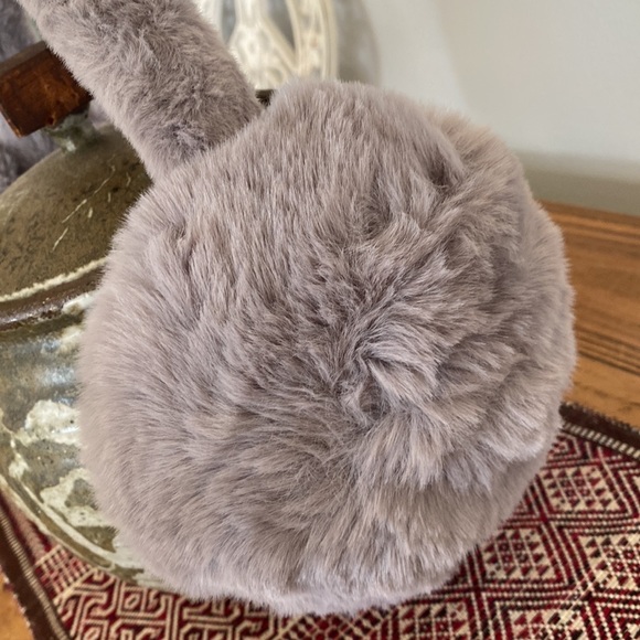 Fuzzy UGG earmuffs - Picture 4 of 5